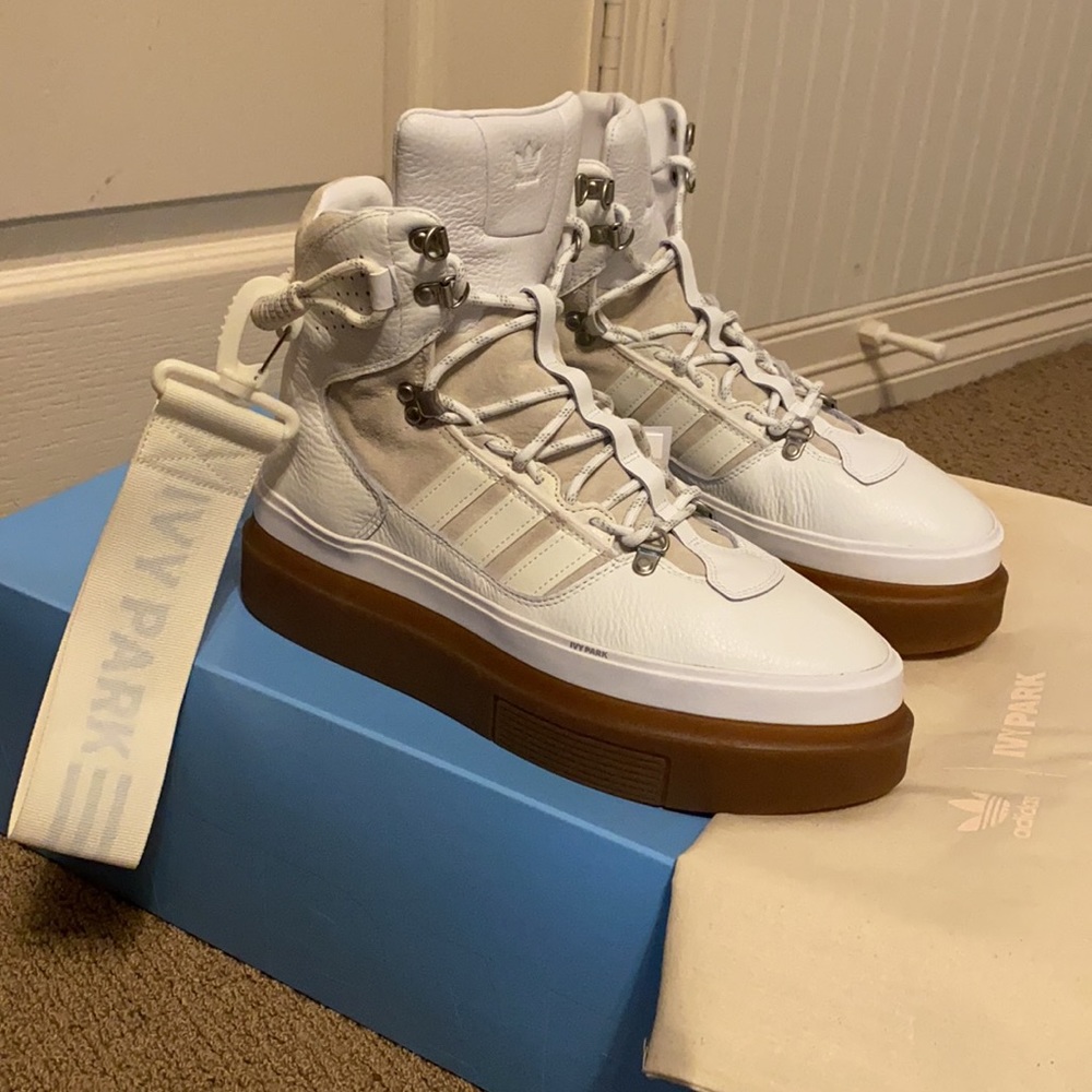 Adidas Icy Park Super Sleek Boot size 10.5 Women’s